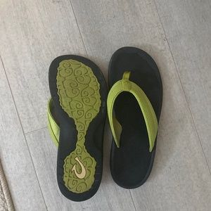 Women’s size 6.5 Olakai